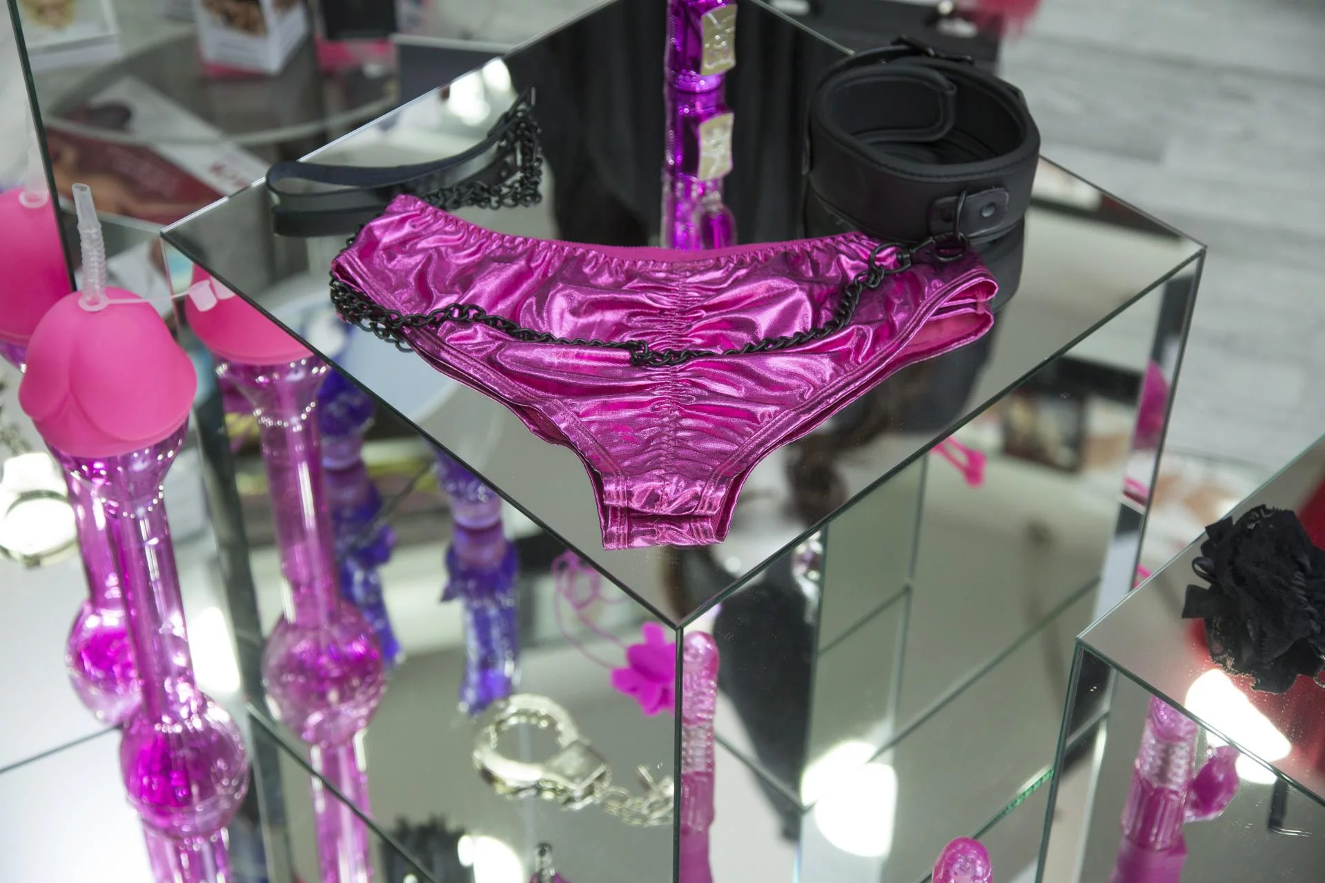 erotic-shop-split-5